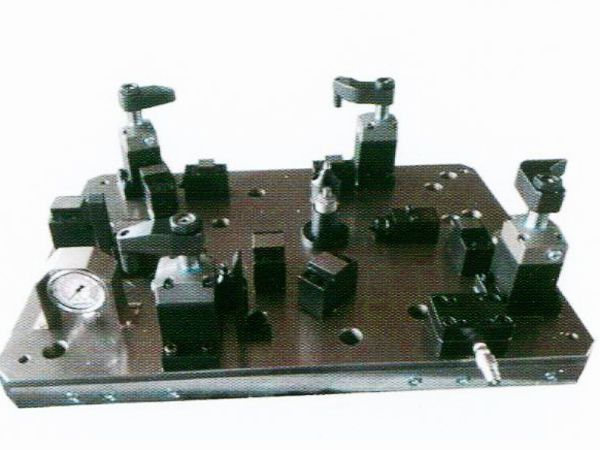 齒輪(lun)室罩(zhao)蓋(gai)液壓(ya)裌(jia)具